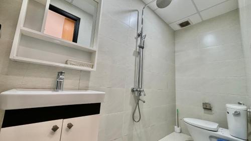 顺化Our Homestay in Hue - SELF CHECKIN的带淋浴、盥洗盆和卫生间的浴室