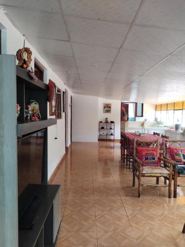 乌鲁班巴Casa familiar Rumichaca的一间带桌子的客厅和一间餐厅