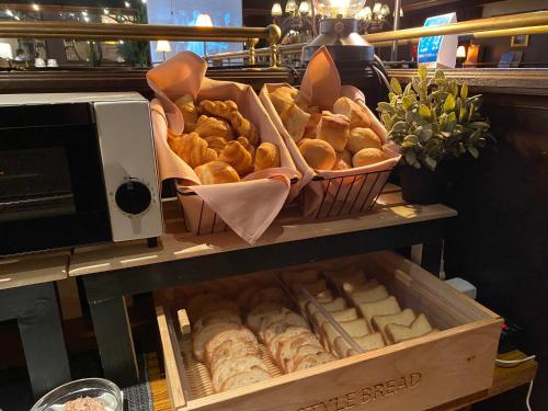 名古屋名古屋合欢树酒店的面包店架上的一盒糕点