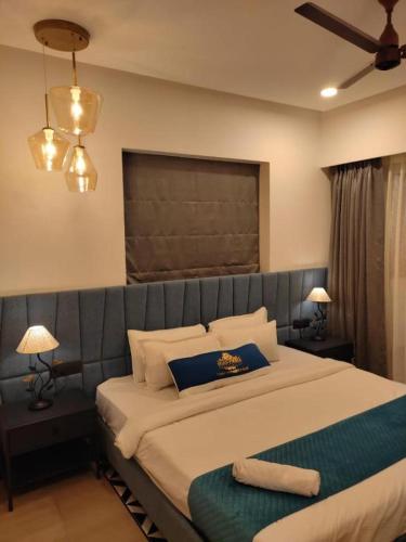 印多尔Kudrat Paradise - Full Villa By AP Villas的一间卧室配有一张带蓝色枕头的大床