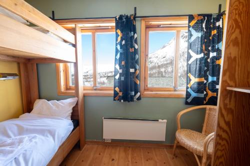 MjølfjellVoss Mountain Lodge的一间卧室配有双层床和2个窗户。