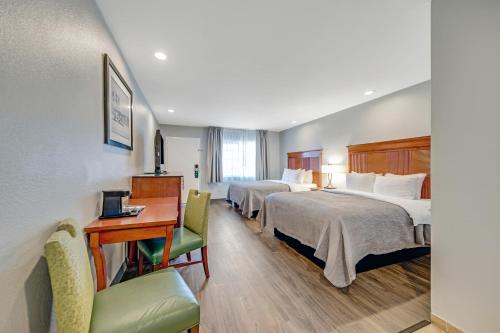 圣克鲁兹圣克鲁兹品质酒店的酒店客房配有两张床和一张书桌