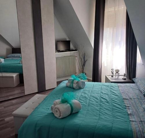 LeonforteCasa vacanze Europa的一间卧室配有绿床和毛巾