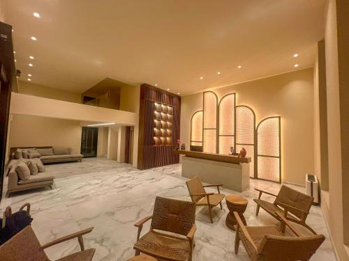 卡沃斯Ekati Mare Boutique Resort的一个带椅子和沙发的大客厅