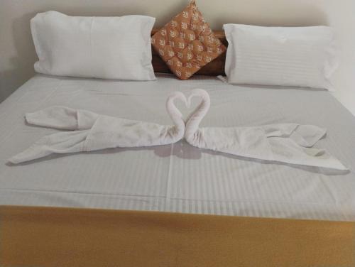 马迪凯里Katakeri Deluxe Holiday Homes的一张带两个白色毛巾的床