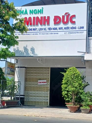 迪石Nhà nghỉ Minh Đức的带有小型巴士标志的建筑物