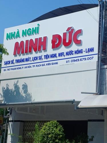 迪石Nhà nghỉ Minh Đức的建筑物一侧小型巴士的标志