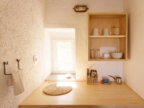 卡拉沃斯塔西阿利席德利一室公寓的厨房配有带窗户的木台面