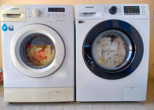 格勒姆Eleart的两台洗衣机彼此叠在一起
