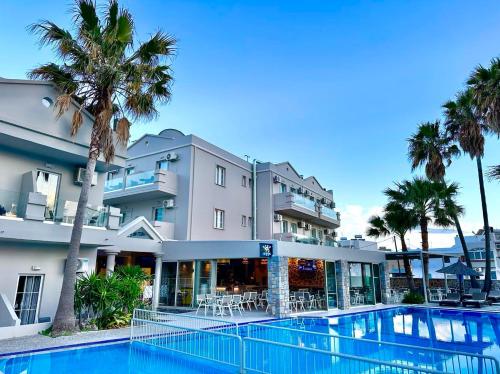 卡尔扎迈纳Argiri Resort Hotel & Apartments的大楼前设有游泳池的酒店