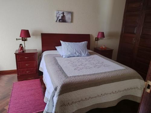 马希库casa na Torre的一间卧室配有一张带2个床头柜的大床