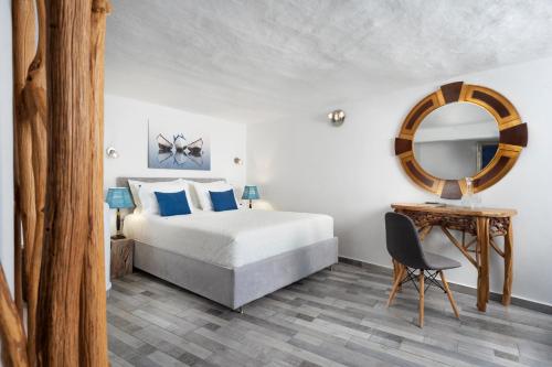 SchinopiSkinopi Fisherman's Dream的一间卧室配有一张床、镜子和椅子