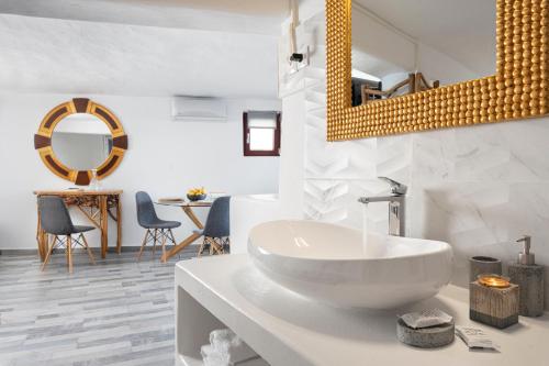 SchinopiSkinopi Fisherman's Dream的白色的浴室设有水槽和镜子