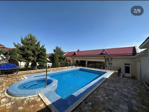 Дача в Горах Ак таш的房屋前的游泳池
