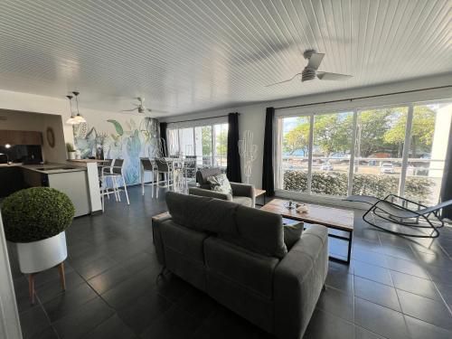 勒迪亚芒BEACHFRONT Diamond Rock - Entire Apartment OR Private Guest Suite with breakfast area的带沙发和桌子的客厅以及厨房。