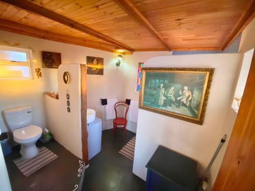 阿古拉斯阿哥哈斯美景公寓的一间带卫生间的浴室和墙上的绘画