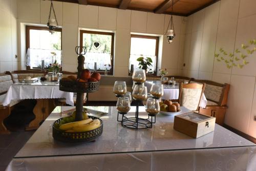 吕本瑙施普雷瓦尔德斯普利斯洛切旅馆的厨房配有带水果和酒杯的桌子