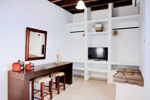 KattavíaAnesis Traditional Rhodian House的客房设有梳妆台、镜子和电视。