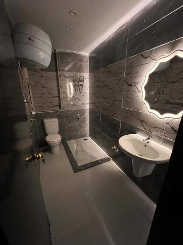 艾因苏赫纳بورتو السخنه -Hotel Porto vib的一间带水槽和卫生间的浴室
