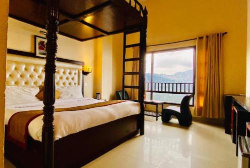 西姆拉Goroomgo Krishna BNB Guest House शिमला的一间卧室设有一张床,享有海景
