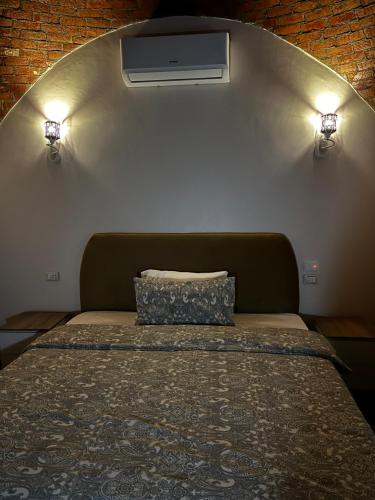 开罗Sahure Pyramid View lnn的卧室配有一张带空调的壁床。
