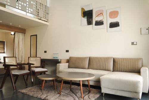 比尔瓦Bir Valley Retreat的客厅配有沙发和桌椅
