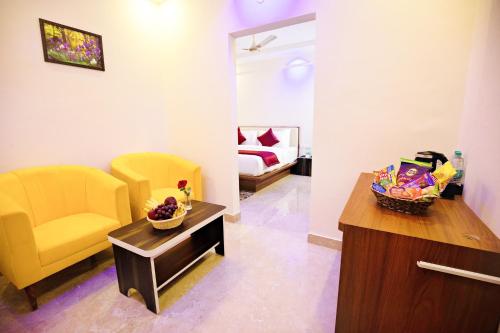 班加罗尔Villa Grand Hotel Near Kempegowda International Airport的客厅配有沙发、椅子和桌子