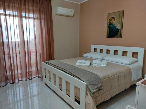 GiardinelloAppartamento in Villa Lory的一间卧室配有一张大床和两条毛巾