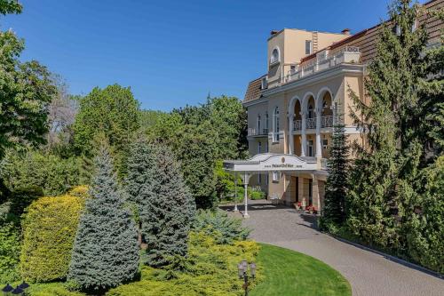 敖德萨德尔马宫酒店的享有带花园的建筑的外部景色