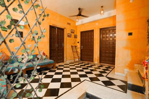 斋沙默尔Explore Hostel Life Jaisalmer的一间设有 ⁇ 板地板和两扇门的房间