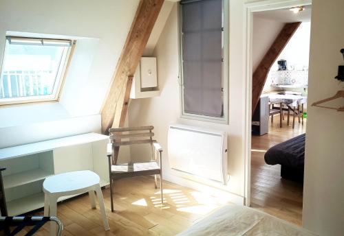 勒特雷波尔Voiles et Terrasses Le Treport的小房间设有一张桌子和一把椅子