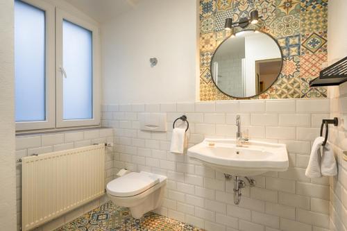 蒂蒂湖-新城Brauereigasthof Bären的一间带水槽、卫生间和镜子的浴室