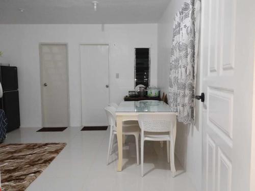 帕加迪安tadzmahal home的白色的厨房配有桌椅