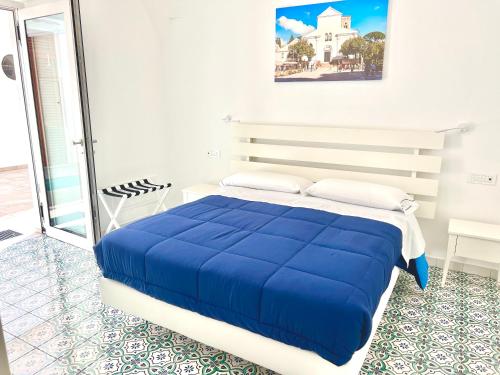 拉维罗Na Stanza in centro的白色客房内的一张蓝色床,