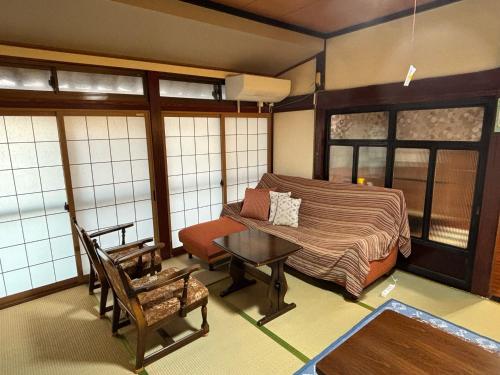 Hakuigun - House - Vacation STAY 14920的卧室配有一张床和一张桌子及椅子