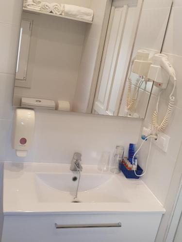 德尼亚Hostal Mi Campaña的白色的浴室设有水槽和镜子