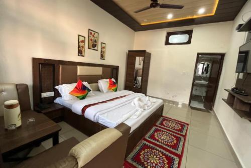 BanikhetGoroomgo Sahara Inn Dalhousie - Luxury Room - Excellent Customer Service Awarded - Best Seller的酒店客房设有一张大床和一张沙发。