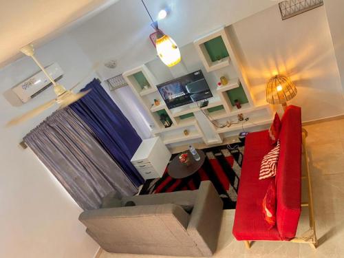科托努Good house的享有带红色沙发的客厅的顶部景色