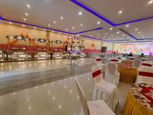 巴特那Raj Resort的一个带桌椅的宴会厅和一个保龄球馆