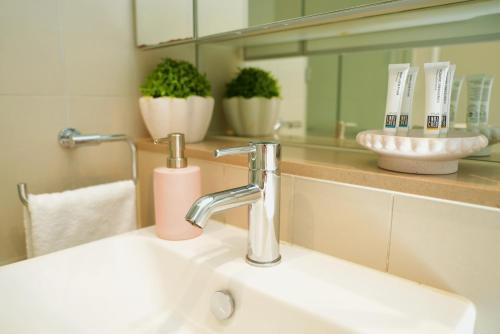 墨尔本Infinity Lux Apartment的浴室水槽设有水龙头和镜子