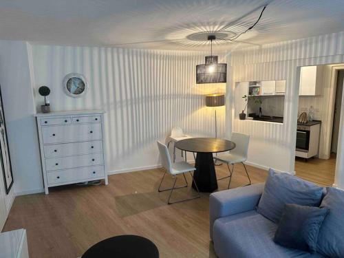 杜塞尔多夫Appartement DUS的客厅配有蓝色的沙发和桌子
