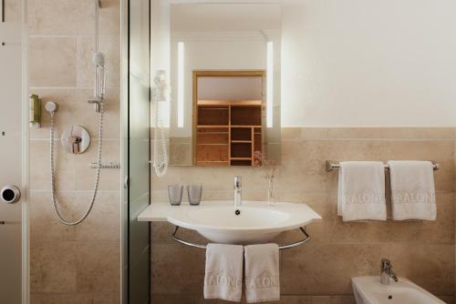 科瓦拉因巴迪亚Rifugio Alpino Pralongià的一间带水槽和淋浴的浴室