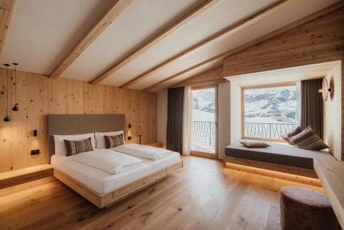 科瓦拉因巴迪亚Rifugio Alpino Pralongià的一间卧室设有两张床和两个窗户。
