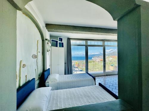 圣安吉洛马佐拉酒店的客房设有两张床和大窗户。