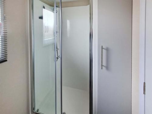 布里德灵顿Emilys Escape - Uk46722的浴室里设有玻璃门淋浴
