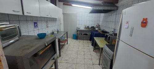 伊基克alojamiento particular playa chanavayita的厨房配有柜台和冰箱。