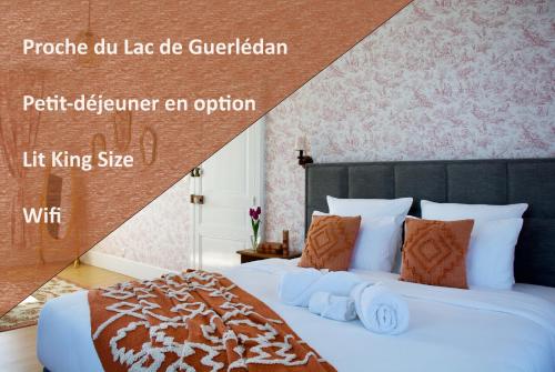 CaurelValfrescos - Lac de Guerlédan的一间卧室配有一张带橙色枕头的大床