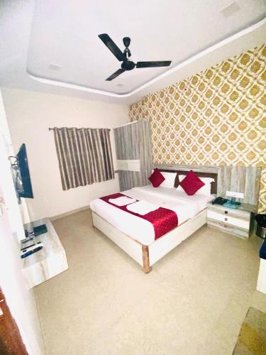 印多尔Hotel vinayak的一间卧室配有红色枕头的床