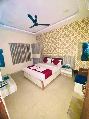 印多尔Hotel vinayak的一间卧室配有一张床和吊扇