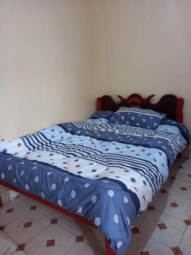 EmbuEnchanting Oasis的一张带蓝色和白色棉被的床